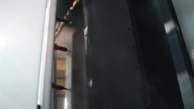 Bir konveyör bandındaki boya detaylarını sprey şişeyle boyama atölyesi