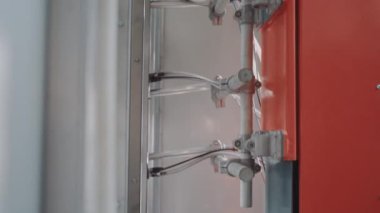 Fabrika atölyesinde araç bileşenlerini kaynak yapan robotik hareketleri