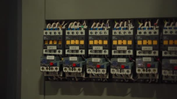 Fabrikadaki kontrol panelindeki gösterge ışıklarını kapat. Medya. Endüstriyel santral kazan dairesi kontrol paneli düğmeleri ve sinyal lambaları. — Stok video