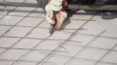 Eller penseyle metal örgüyü keser.