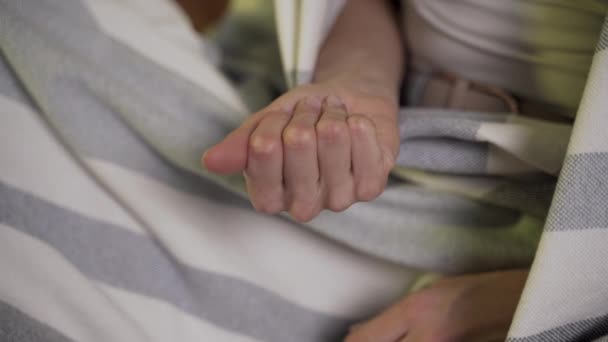 Κορίτσι σφίγγει το χέρι με χάπια — Αρχείο Βίντεο