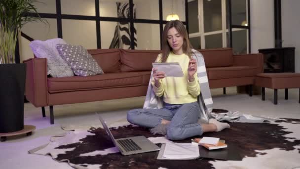 Una joven que trabaja en casa en la alfombra — Vídeos de Stock