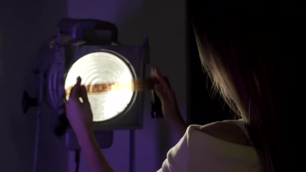 Fotograf kontrolující negativy ve fotografii Darkroom zaměřený na film — Stock video
