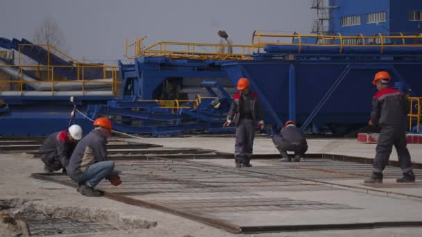 Tiempo vueltas hombres trabajando en fábrica — Vídeos de Stock