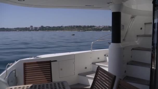 Blick vom Deck einer Luxusjacht auf das Meer und die Stadt — Stockvideo