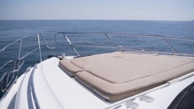 Lüks bir teknenin pruvasından bak. Deniz yoluyla tekne gezisi. Gemide büyük yumuşak bir kanepe.