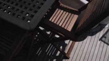 Denizde yüzen motorlu yatın kıç tarafından bak.