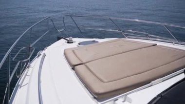 Mavi denizdeki pruvadan panoramik manzara ve yelkenli gemisiyle giderken bulutlu ufuk çizgisi