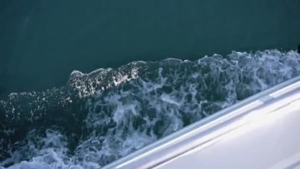 Uitzicht op het water van een luxe jacht — Stockvideo