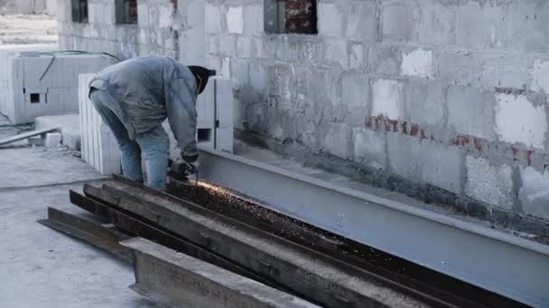 Artesano aserrado de metal con amoladora de disco en taller. Aserrado de metal de cerca. Trabajador en la producción de aserrado de metal. Industria en cámara lenta — Vídeos de Stock