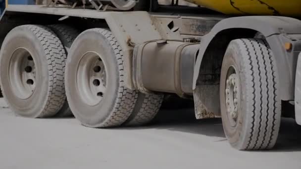 Grandes ruedas de un camión grande en la fábrica de piedra caliza — Vídeos de Stock
