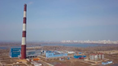 Boru fabrikası şehrin üzerinde yükseliyor. Hava görünümü.