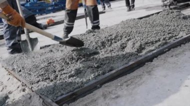 Güçlendirilmiş beton inşaat işçileri beton döküyor. Mühendislik denetimi için.