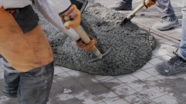 İşçiler yeni asfalt sermek için eski kesilmiş asfaltları yoldan kaldırıyorlar. Yeni asfalt döşenmesi için yolun hazırlanması.