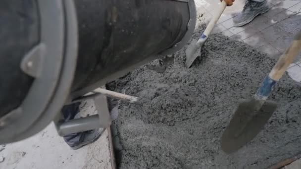 Vrachtwagen mixer gieten betonnen pijp kap. Beton gieten tijdens metalen schimmel wegdek. — Stockvideo