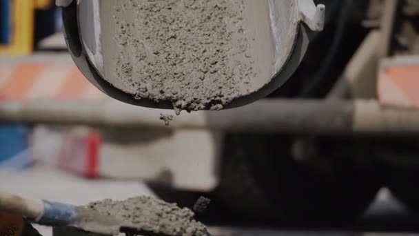 Du ciment. Usine. Production. Verser la fondation. — Video