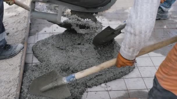 Giet beton uit een betonmixer.Man werkend met betonmixer. — Stockvideo
