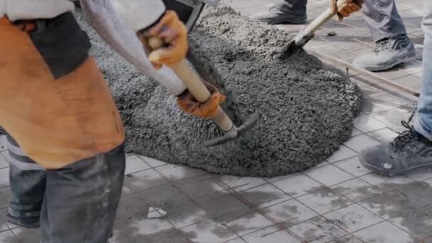 Робітники прибирають лопаті старого зрізаного асфальту з дороги для укладання нового асфальту. Підготовка дороги для укладання нового асфальту . — стокове відео