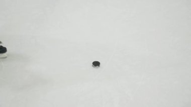 Hokey sopası buz hokeyi diski fırlatıyor. Yakın çekim. 