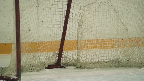 Хоккейная шайба в ворота во время тренировки перед матчем — стоковое видео