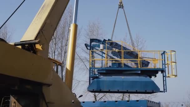 Crane podniósł metal w fabryce. — Wideo stockowe