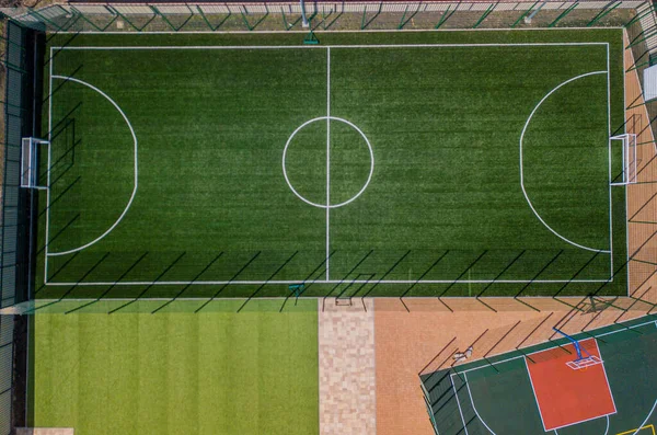 Vista aérea del campo de fútbol en el patio de la escuela desde el avión no tripulado Imagen De Stock