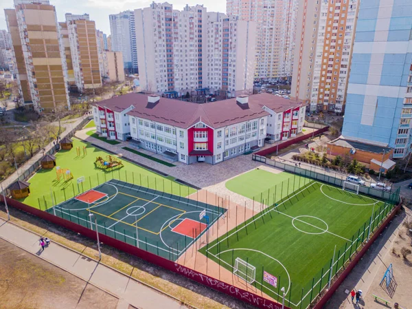 Vista aérea del campo de fútbol y cancha de baloncesto en el patio de la escuela desde el dron Fotos De Stock