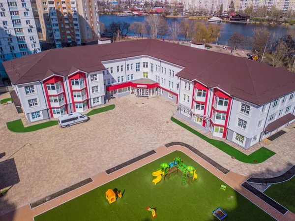 Okul gölün yanında oyun parkı olan bir okul. Hava görünümü