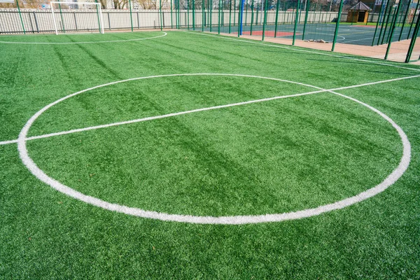 Pelota de fútbol campo de hierba verde, línea de fútbol — Foto de Stock