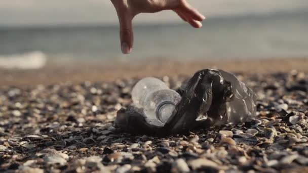 Ragazze mano raccoglie detriti di plastica dalla spiaggia — Video Stock