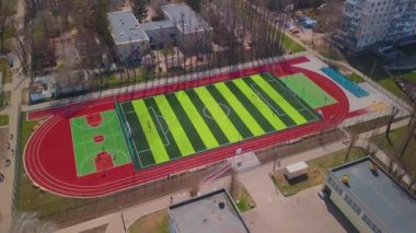 Futbol ve basketbol sahası yukarıdan görünüyor.