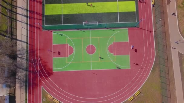 Basketball vue sur le terrain d'en haut. — Video