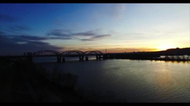 Su üzerinde uçan Köprü'ye