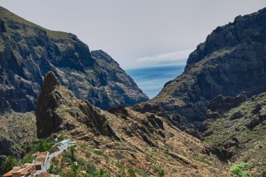 İspanya 'da denizin arka planında dağlar