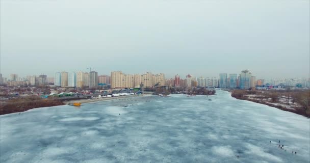 Volando sobre los pescadores de hielo en el hielo — Vídeos de Stock