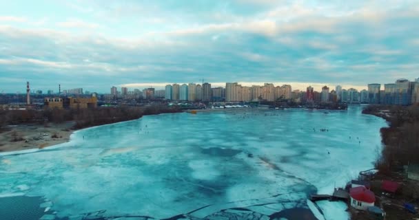 Volando en un avión no tripulado sobre el hielo a la ciudad — Vídeos de Stock