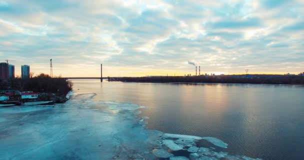 Voando ao pôr do sol sobre a água para a ponte na cidade — Vídeo de Stock