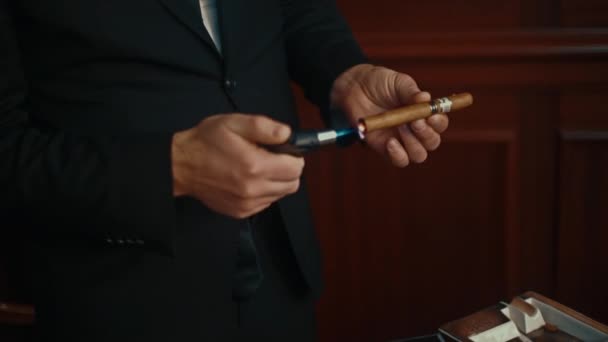 Kindle cigarro en las manos de los hombres — Vídeo de stock
