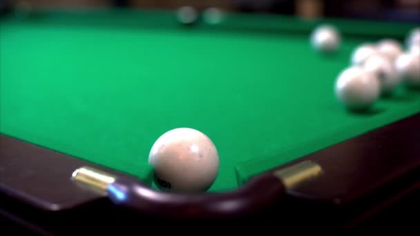 Tentative infructueuse de billard — Video