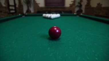 Bir bilardo topu yüz darbe