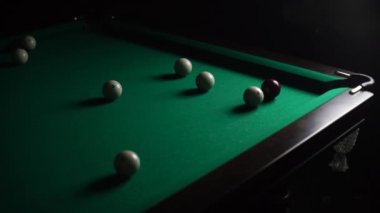 karanlık bir arka plan üzerinde hareket bilardo topları
