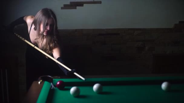 Het meisje speelt Biljart, slow-motion — Stockvideo