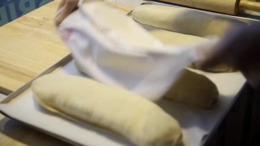 Fırıncı hamuru mutfakta düzeltir