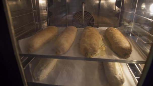 Ψωμάκια που παρασκευάζονται στο φούρνο — Αρχείο Βίντεο