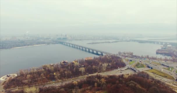 Luftbild, das im Herbst über die Stadt fliegt und Flussbrücke zeigt — Stockvideo