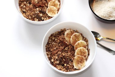 Granola Kaseleri ve Süt Kavanozu Kahvaltısı Beyaz Masa Arkaplanında.