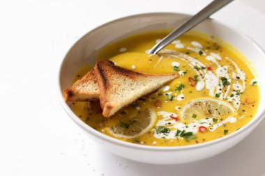 Çıtır ekmeklerle servis edilen sarı sebzeli kremalı çorba püresi. Konfor Ev Yemeği.