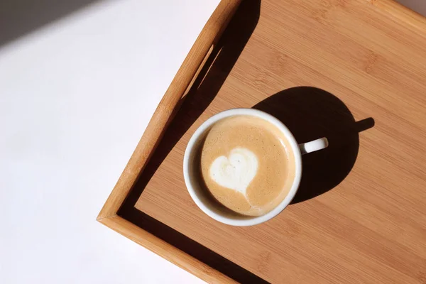 Cappuccino Mit Latte Art Auf Holztablett Serviert Morgenkaffee Hause — Stockfoto