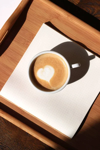 Cappuccino Dengan Latte Art Disajikan Pada Wooden Tray Minum Kopi — Stok Foto