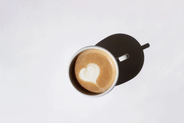 Ovefrhead Von Cappuccino Mit Latte Art Herz Isoliert Auf Weißem — Stockfoto